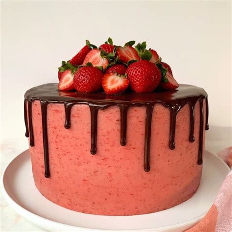 Total 40+ imagem happy birthday chocolate strawberry cake - br ...