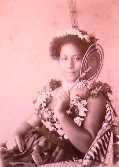 samoan princess holding a hand fan and she wears a selu tuiga or wooden comb Samoan Women ...