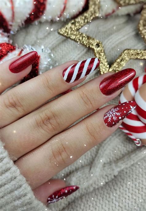 50+ Festive Holiday Nail Designs & Ideas : White and Red Festive Nails