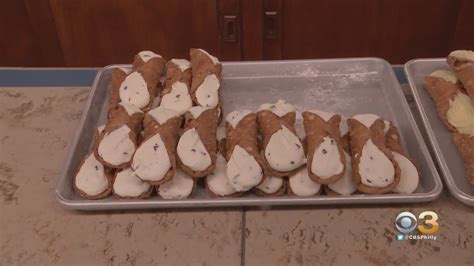 Customers Flock To Termini Brothers Bakery For Cannolis On Christmas Eve - YouTube