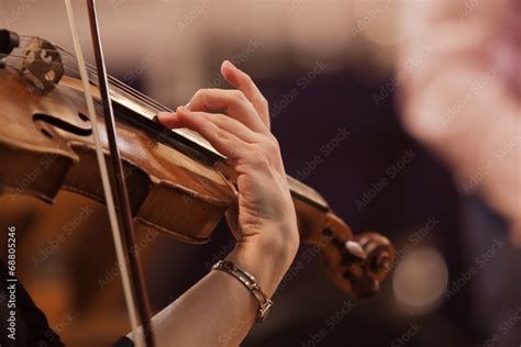 Hand of a woman playing the violin Stock-Foto | Adobe Stock