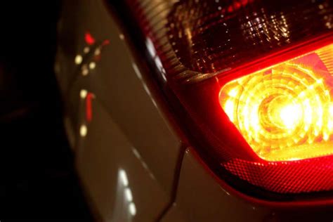 ¿Cuándo es obligatorio utilizar la luz de emergencia del coche? Apréndelo