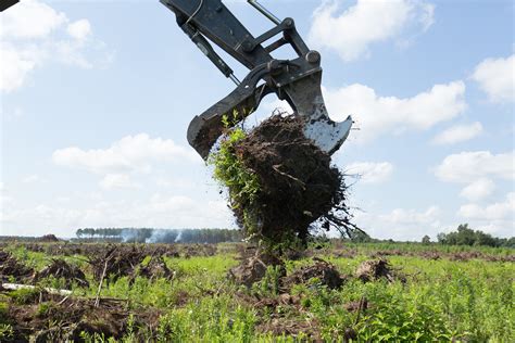 Stump puller features replaceable wear tips - Turf & RecTurf & Rec