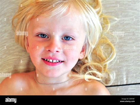 Petit garçon blond yeux bleus Banque de photographies et d’images à haute résolution - Page 3 ...