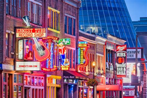 4 BEST Ways to Enjoy Broadway Street in Downtown Nashville