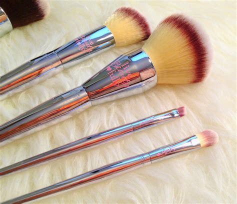 Fashion Maven... Mommy: IT Cosmetics Brushes for Ulta - Your 12 Must-Haves PLUS GIVEAWAY!!!