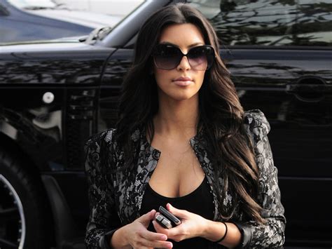 Hollywood Trendy: Kim Kardashian Sunglasses Addiction