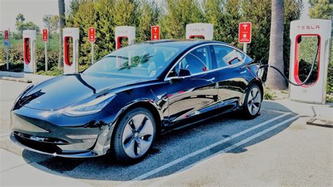 Tesla a deschis site-ul în limba română și un showroom la București. Ce model este disponibil în ...