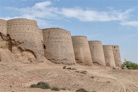 Derawar Fort Architecture, History, Photos (Cholistan)