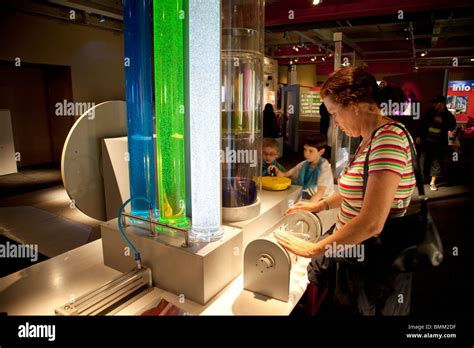 Le Science Museum, Londres. Les gens à l'aide d'expositions interactives Photo Stock - Alamy