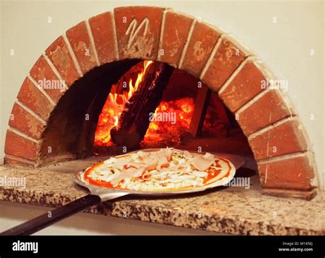 Naples pizza oven hi-res stock photography and images - Alamy