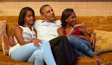 Les Obama: Michelle sur scène, Barack devant la TV avec ses enfants