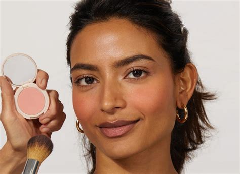 Apply Blush For A Round Face: The Ultimate Guide Ladies Need - Woman ...