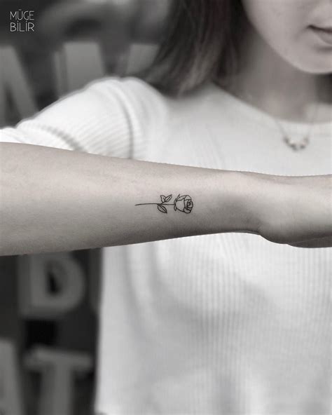 Si vous aimez les roses, ces petits tatouages vont vous séduire | Side wrist tattoos, Tiny rose ...