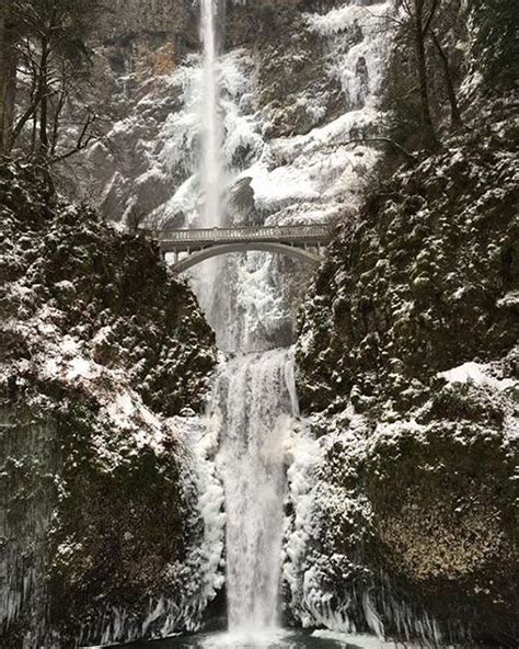 Beautiful winter day at Multnomah Falls in Oregon - Courtney | Multnomah falls, Heaven on earth ...