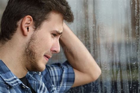 Regardez Par Une Vitre Pluvieux Photo stock - Image du étage, réflexion: 178500328