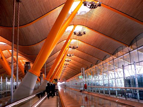 Aeroporto Di Madrid Barajas Immagine Editoriale Immagine Di Madrid ...