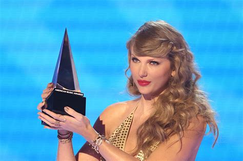 Taylor Swift wins top trophy at American Music Awards