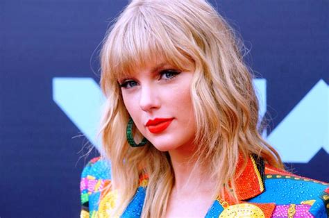 taylor swift height age boyfriend fiance family biography
