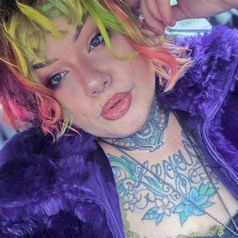 Why is Feyre sucking up to Lucian instead of Tamlin though? #