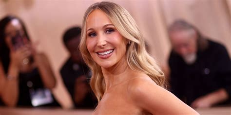 Nikki Glaser Pairs Her Super Plunging Top With the Tiniest Miniskirt