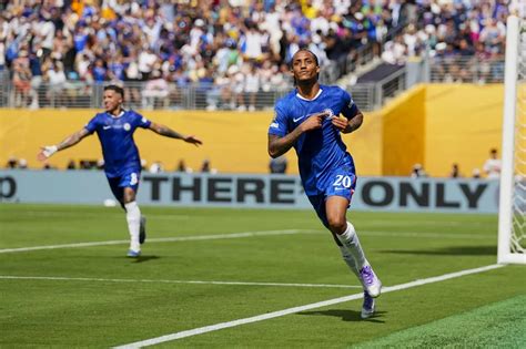 Leak snap fr nude she stands as petite very fit with white