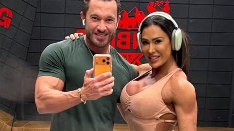 Gracyanne Barbosa e empresário posam juntos em academia