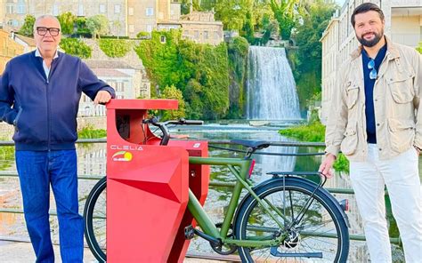 CLELIA, il parcheggio smart che protegge e ricarica la bici | Sky TG24