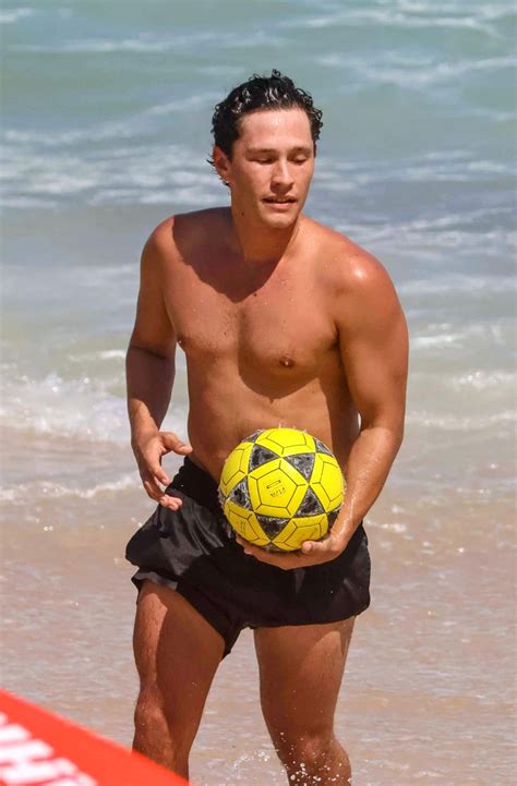 Filho De Chico Xavier - Antônio Diaz, filho de Chico Diaz, joga altinha em praia; semelhança ...