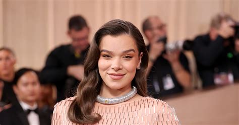 Hailee Steinfeld Attends the 2026 Golden Globes