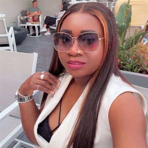 Full body, deep oil massage with hot stones, along with facial