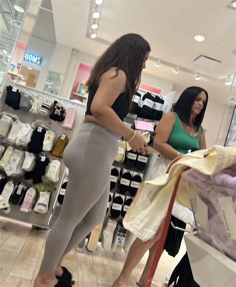 Butterface latina (oc) - Spandex, Leggings & Yoga Pants - Forum