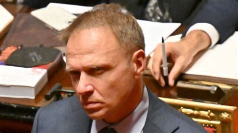 italie  ministre declenche une polemique en lancant une mise en