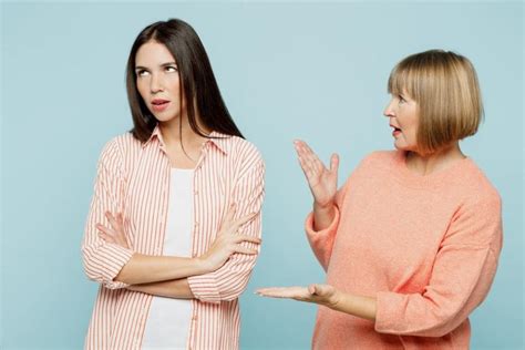 14 Unintentionally Rude Behaviors You Might Be Guilty Of & How To Fix Them