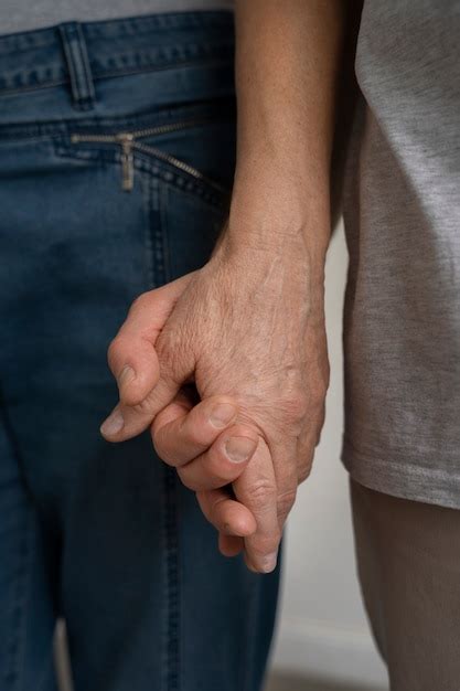 photo elegant  couple holding hands