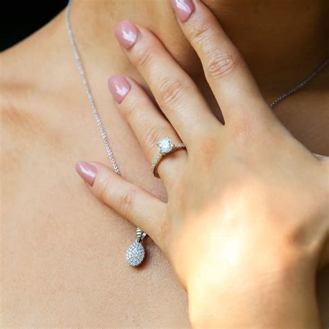 Breathtaking diamond pendant in 14k white gold – Artofit