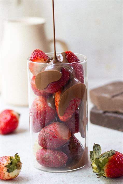 LONDON’S VIRAL CHOCOLATE STRAWBERRY - Bake with Shivesh