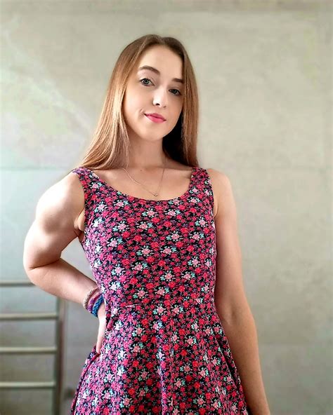 Do my muscles look sexy in this sundress? 💕 : r/MuscleWorship