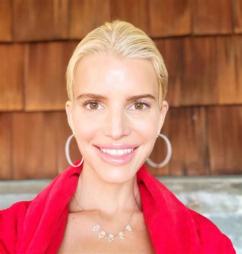 Jessica Simpson goes 'kinda' makeup-free for 43rd birthday selfie