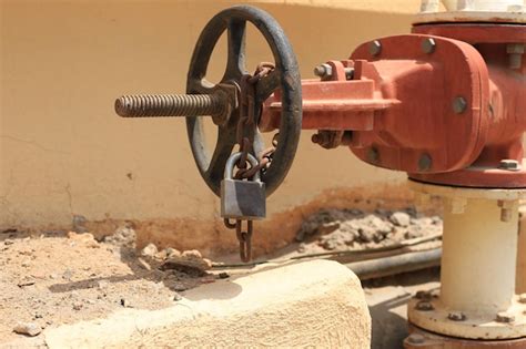 Газопровод с трубами дополнительного оборудования и клапаном для ...