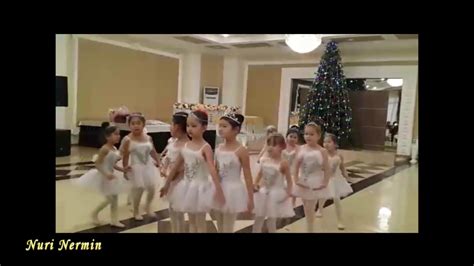 Дети танцуют танец снежинок - YouTube