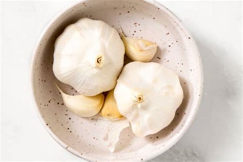 People Are Just Discovering an Ingenious Hack for Mincing Garlic