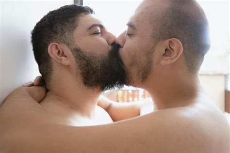 Le 10.000+ migliori foto di Uomini Gay Che Si Baciano · Download