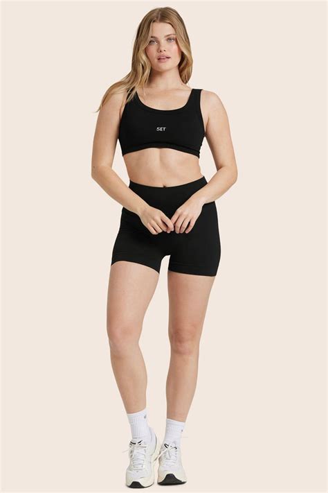 Guide to Sports Bra Outfits for the Gym: Top 15 Creative Style Ideas