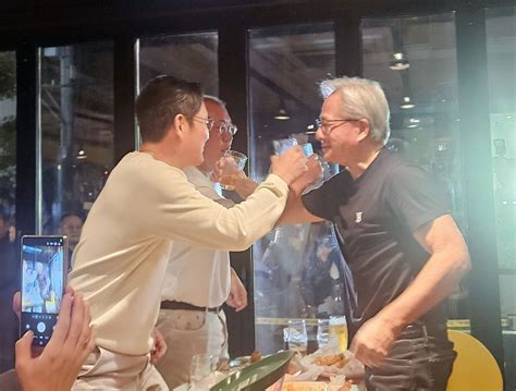 “배달앱 검색 1위” 젠슨 황 효과 누린 깐부치킨…식품업계 들썩