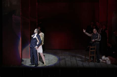 LA SEDUCENTE MANON LESCAUT DI GRAHAM VICK TORNA AL TEATRO FILARMONICO