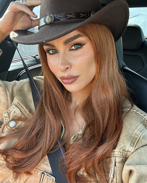 Ellie Gonsalves - Wrangling in the new year 🤠 happy 2025 xx