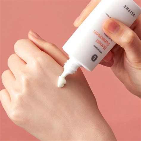 BLITHEUV Protector Honest SunscreenSPF 50+PA++++ - Glow Time