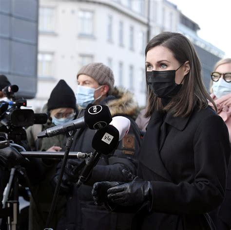 Imagine getting a mean & rough handjob from Sanna Marin while staring