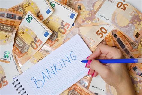 close  photo   euro banknotes   laptop creative commons bilder